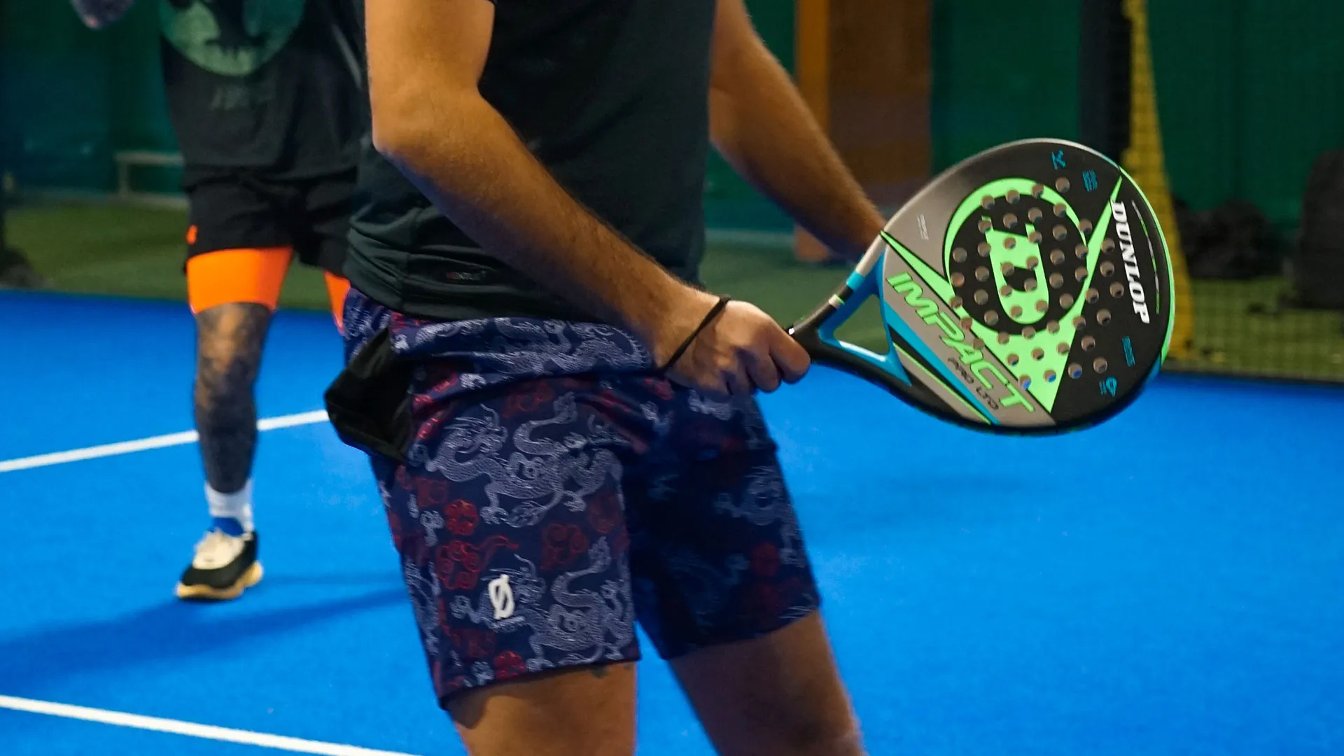 ...non troppo in alto e non simile a quelle tennistiche, l'impugnatura base per imparare è quella a "martello".